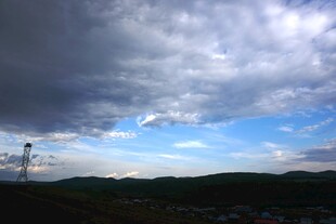 乌云下的山野与输电塔