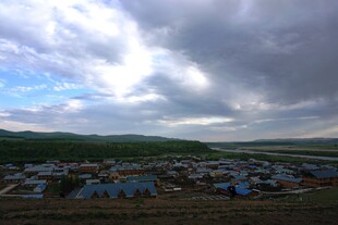 俯瞰云下小镇风光