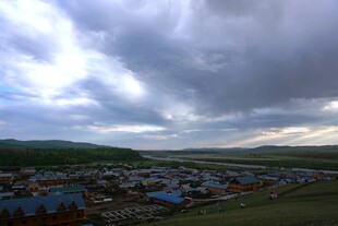 草原城镇上空的壮丽云层