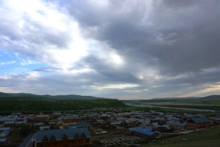 草原小镇上空的壮丽云层