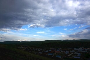 乡村上空的多云景致