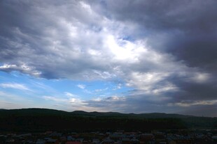 乌云笼罩下的天际景观