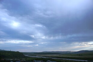 天空下的开阔原野景色