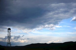 乌云下的高耸瞭望塔