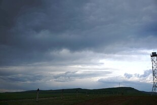 乌云下的旷野与通信塔
