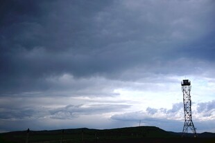 旷野中高耸的信号塔