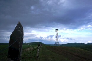 旷野中碑石与信号塔
