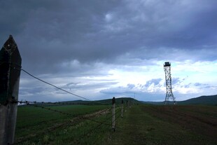 草原上的通信塔与阴沉天空