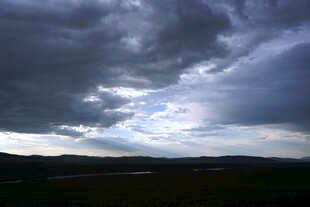 乌云密布的阴沉天空