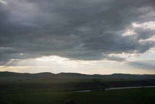 乌云笼罩下的广袤原野
