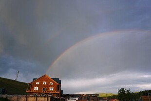 彩虹下的温馨小屋