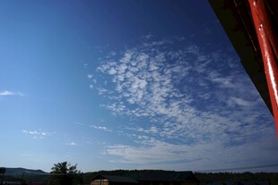 蓝天飘絮云 视野开阔