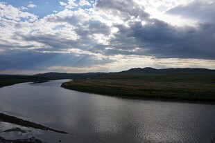 河畔风光 云影倒映美景