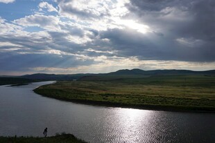 河畔云霞下的壮美风光