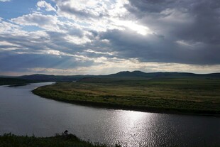 河畔云景 天光水色交融