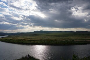 河畔风光 云影倒映