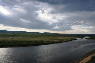 草原河流边的壮阔天空