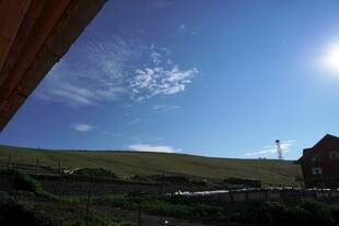 草原上的蓝天与小屋