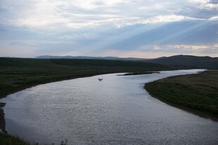 蜿蜒河流与广袤原野景观