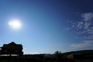 夕阳下的建筑与蓝天美景