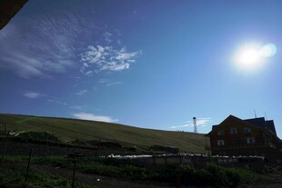 草原上的小屋与明媚阳光