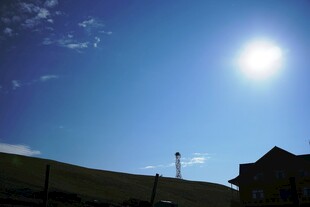 晴朗蓝天与房屋景观