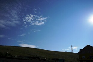 草原上的蓝天与阳光