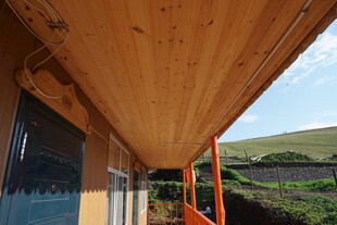 木质屋檐下的户外景致