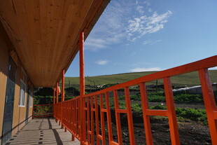 户外红栏杆建筑观景台