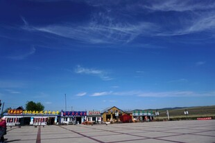 开阔广场上的多彩建筑景观