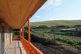 木质阳台外的田园风光