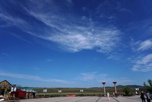 蓝天旷野下的户外场景