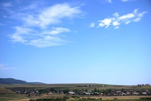 蓝天之下的广袤田园风光