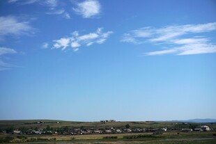 蓝天白云下的广袤田野