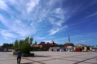 蓝天白云下的广场风景