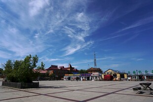 蓝天白云下的广场风光