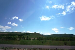 蓝天绿野间的自然美景