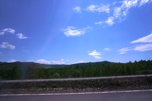 公路边的蓝天青山美景