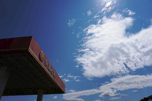 蓝天红顶与白云