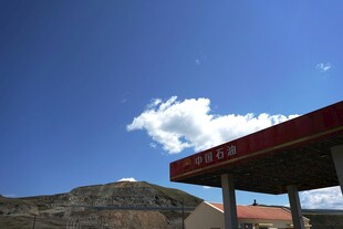 加油站旁的蓝天与白云
