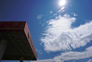 蓝天之下的建筑一角