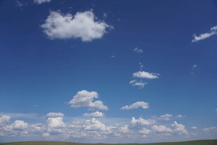 蓝天飘白云的开阔景致