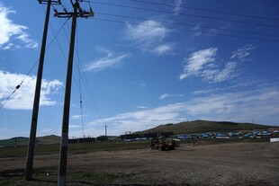 乡村旷野中的电线杆与蓝天