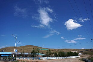 蓝天草原下的建筑风景