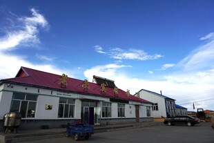 乡村红顶房屋与蓝天景象