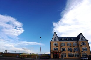 蓝天映衬下的多层黄色建筑