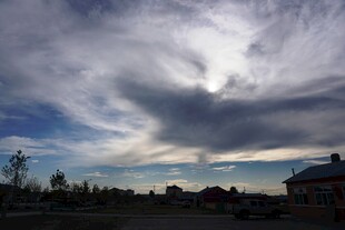 乡村上空的壮丽云层景观