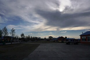 城郊开阔地的天空与建筑