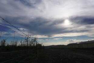 阴云下的旷野与输电设施