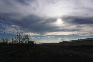 阴云下的田野与电线景观